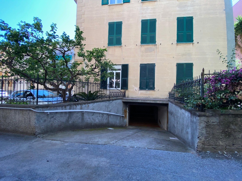 Box auto in Via Fogazzaro