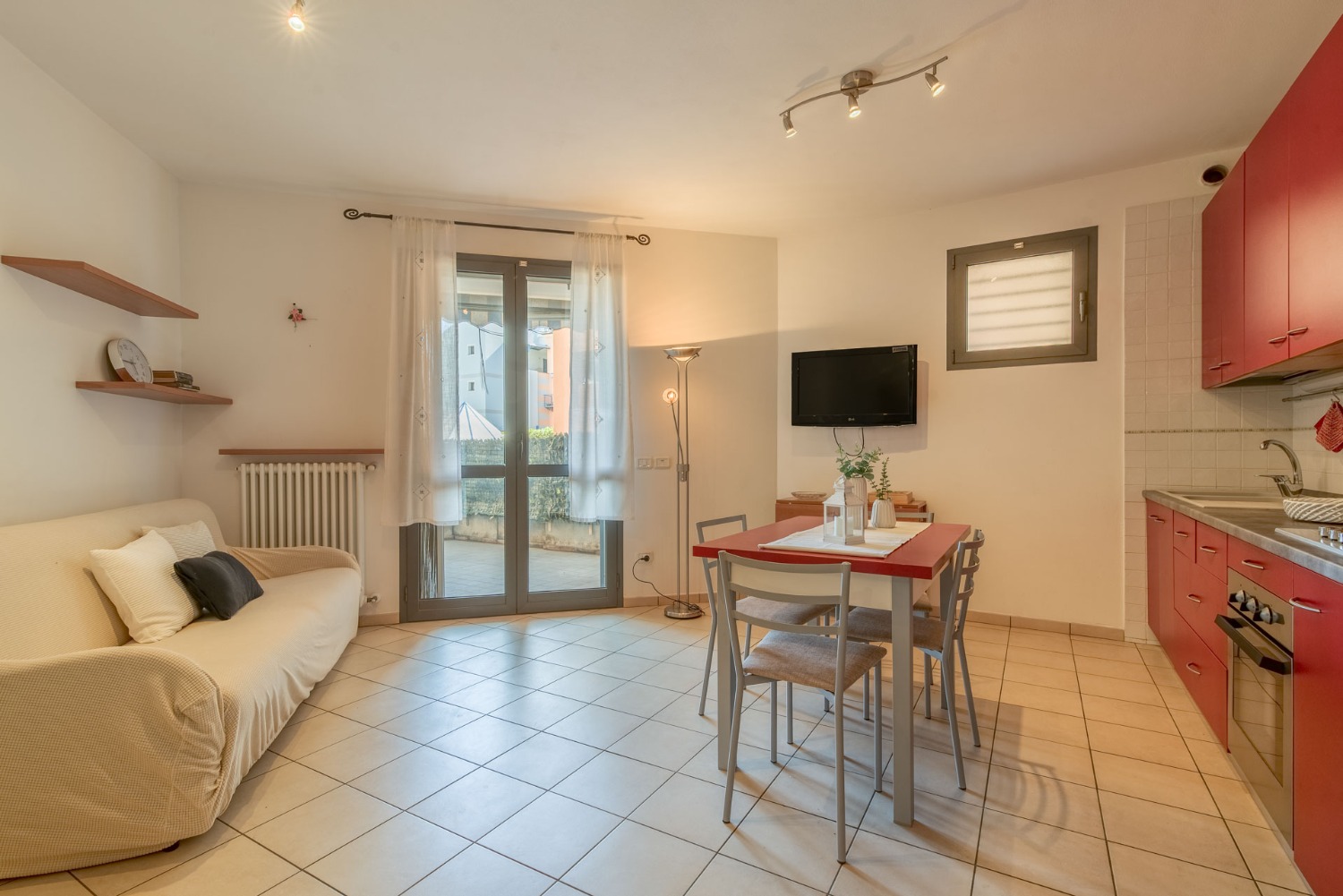 BILOCALE CON GIARDINO, CANTINA E BOX AUTO!