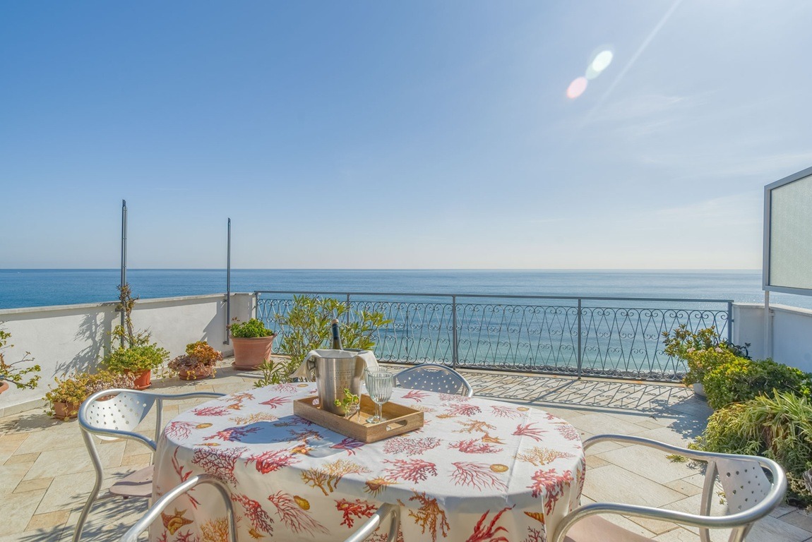Trilocale frontemare con terrazza e balcone!