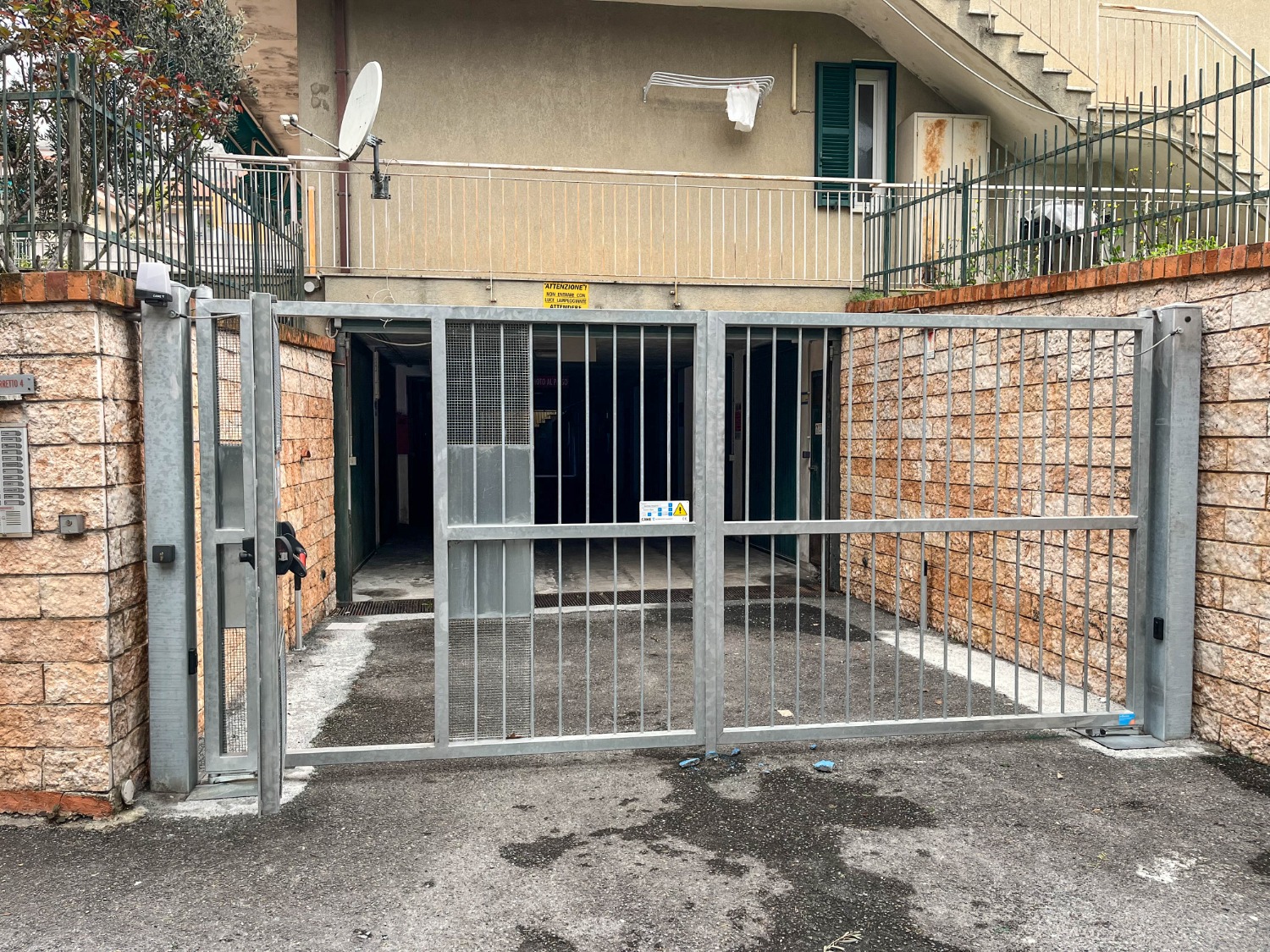 BOX AUTO IN VENDITA A TOIRANO IN VIA DEL CARRETTO