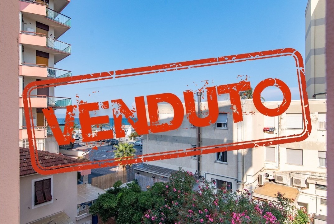 LUMINOSO TRILOCALE A 50 METRI DAL MARE!!