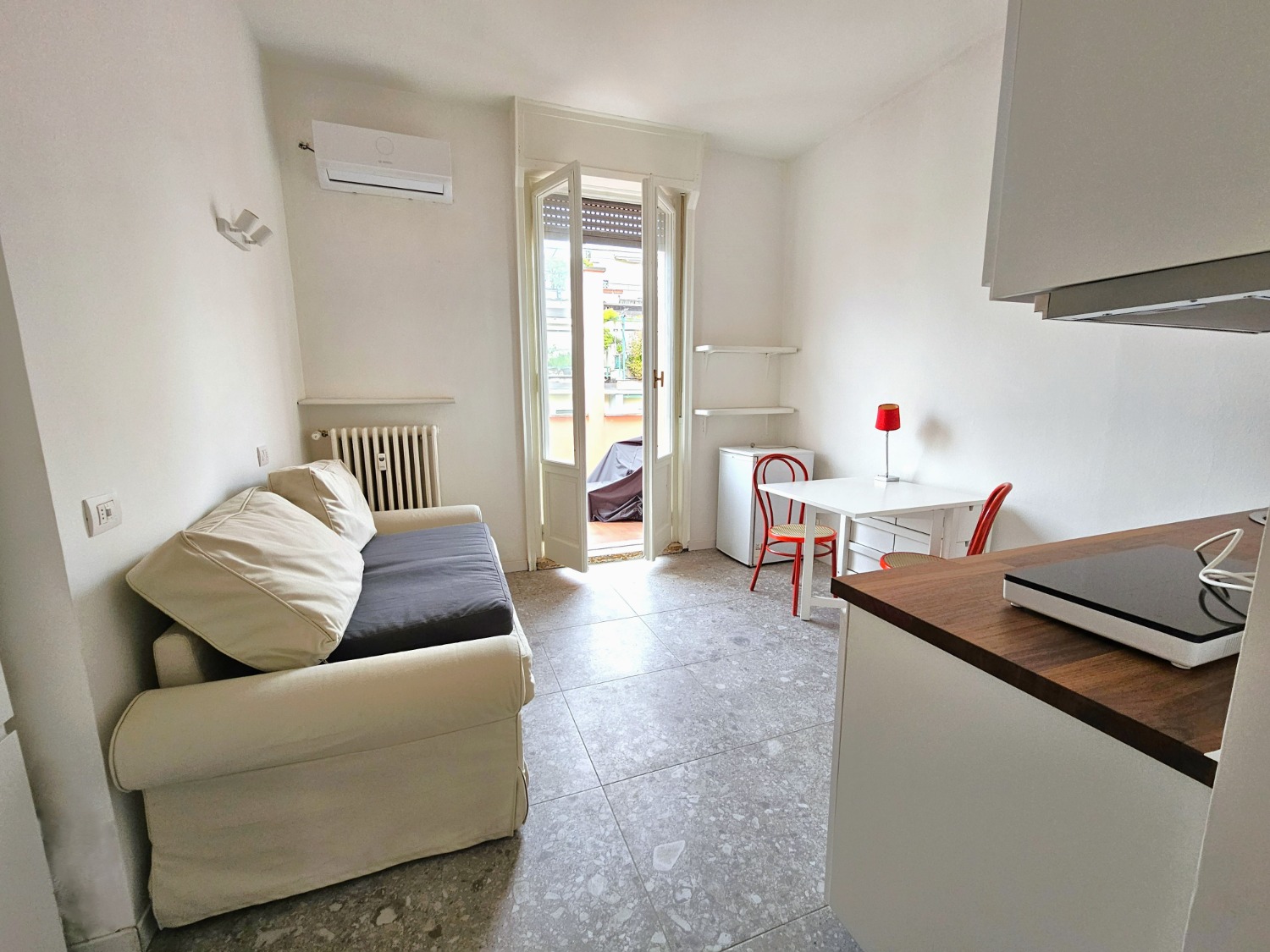 Monolocale con terrazzo in affitto in Crocetta