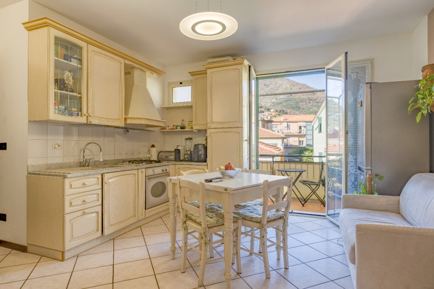 AMPIO BILOCALE IN CENTRO TOIRANO CON BOX