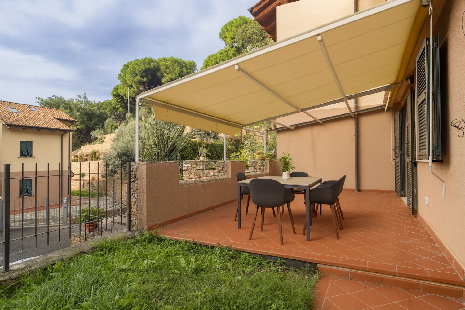 VILLA SU TRE LIVELLI CON GIARDINO E ULIVETO!!