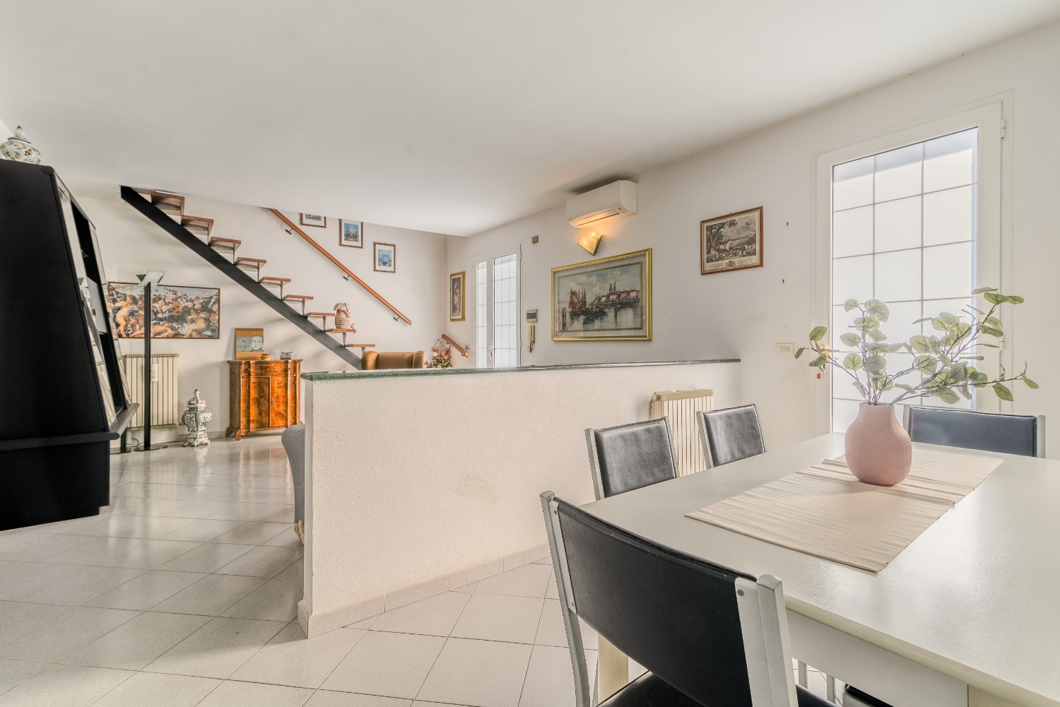 TRILOCALE CON INGRESSO INDIPENDENTE E AMPIA MANSARDA